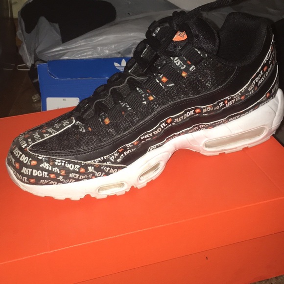 Nike - Picture 3 of 5